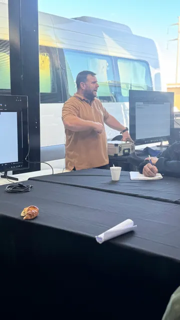 Instructor durante la capacitación en aire acondicionado convencional, ClimaBus y VMG de septiembre de 2026