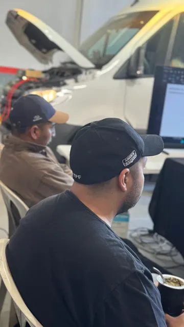 Participantes siguiendo la explicación en el curso de aire acondicionado