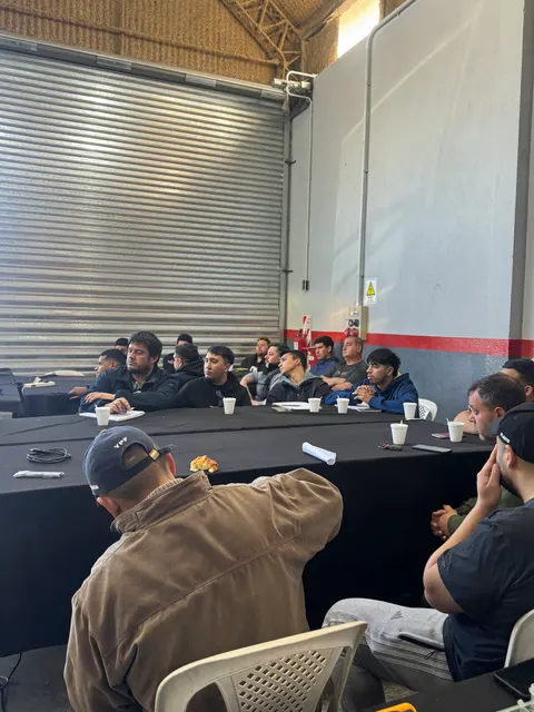 Vista de los asistentes a la capacitación en aire acondicionado, ClimaBus y VMG