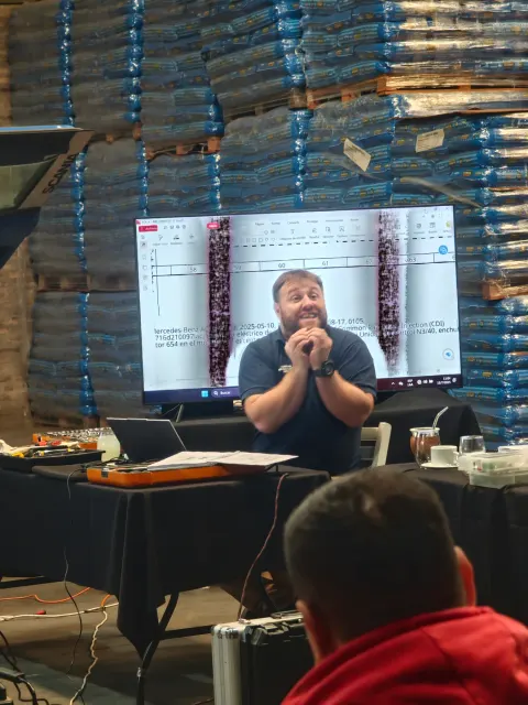 Instructor junto a una pantalla durante el curso Scania en Buenos Aires