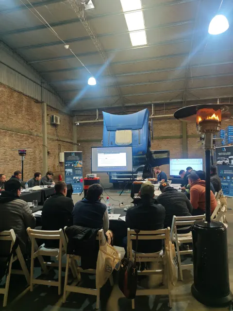 Vista general del espacio de capacitación Scania en Buenos Aires, con participantes, camión y pantallas