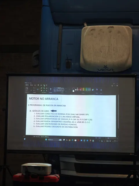 Pantalla de presentación con el texto «MOTOR NO ARRANCA» frente al camión durante el curso Scania en Buenos Aires
