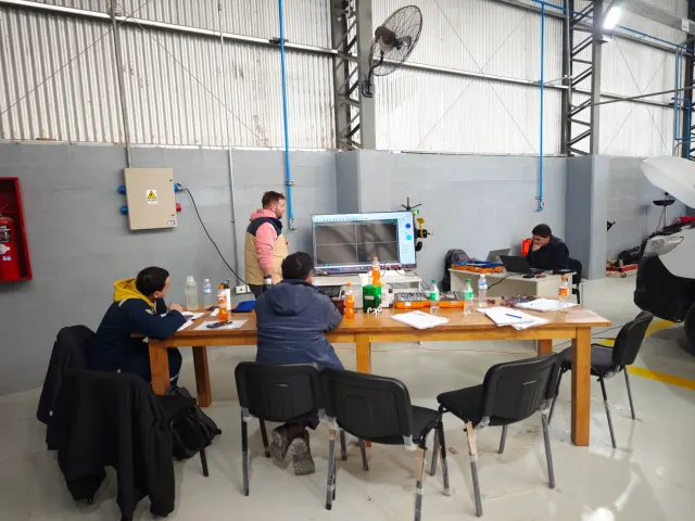 Participantes reunidos frente a una pantalla durante la capacitación Especialistas en Sprinter 517