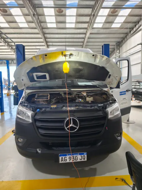 Vehículo Sprinter con el capó abierto durante la capacitación en el taller