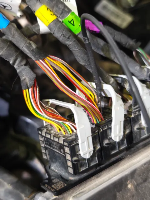 Detalle del cableado y los conectores de un vehículo durante la capacitación