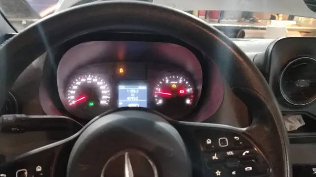 Tablero de instrumentos de un vehículo durante la capacitación Especialistas en Sprinter 517