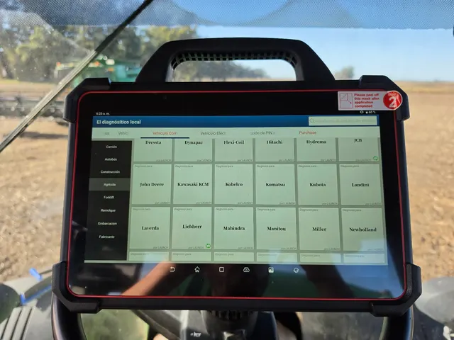 Scanner mostrando parámetros dentro de la cabina durante la capacitación John Deere
