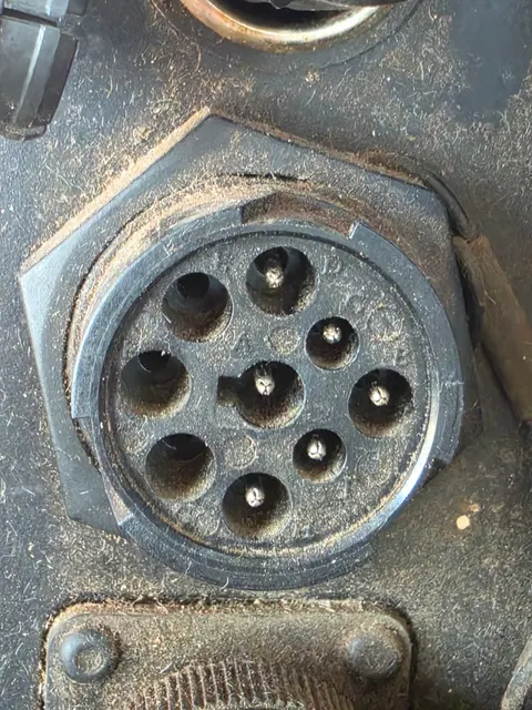 Detalle del conector de diagnóstico de la maquinaria utilizada en el curso
