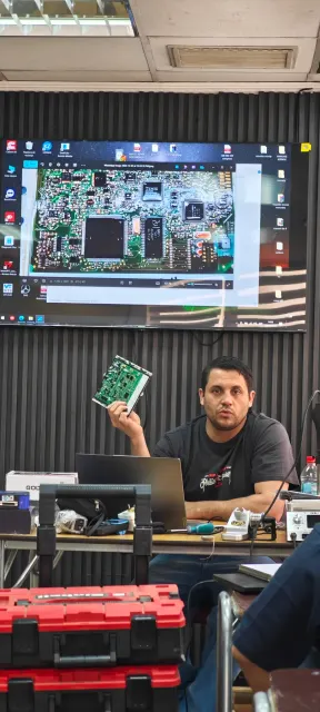 Explicación de una placa electrónica durante el curso de reparación de módulos en Chile