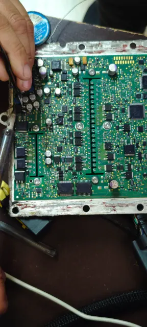 Detalle de los componentes de una placa de módulo electrónico utilizada en el curso en Chile