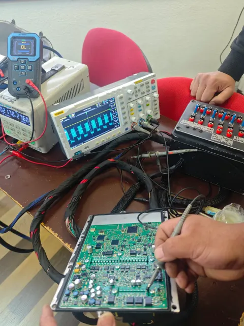 Mediciones con osciloscopio e instrumentos sobre un módulo electrónico durante la capacitación en Chile