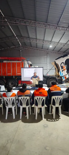 Participantes de la capacitación Scania en el taller de Añelo, Neuquén