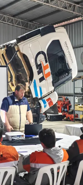 Explicación del instructor junto al camión Scania durante el curso en Añelo