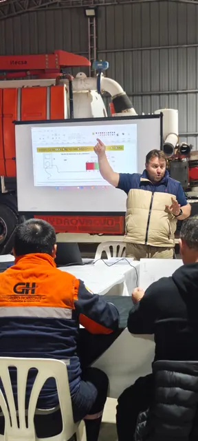 Presentación técnica frente a los asistentes del curso Scania en Neuquén