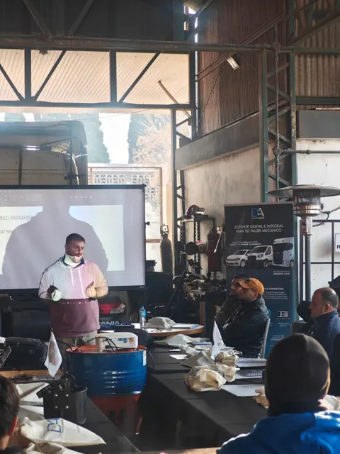 Explicación técnica frente a la pantalla en el curso Scania de Córdoba
