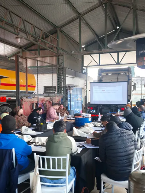 Vista de los participantes y la presentación del curso Scania en Córdoba
