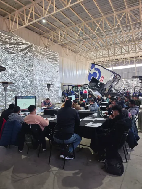 Jornada técnica Scania XPI con participantes y camión en el taller de Mendoza