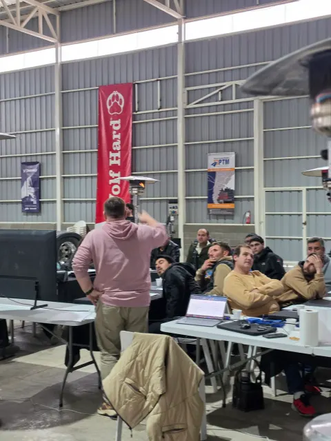 Instructor explicando un procedimiento al grupo en la capacitación Scania XPI de Mendoza