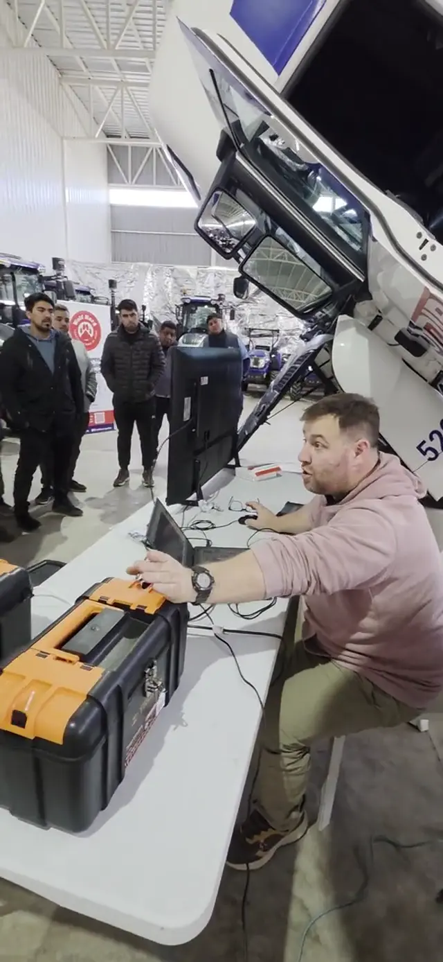 Video de una explicación con equipo de diagnóstico junto al camión en Mendoza