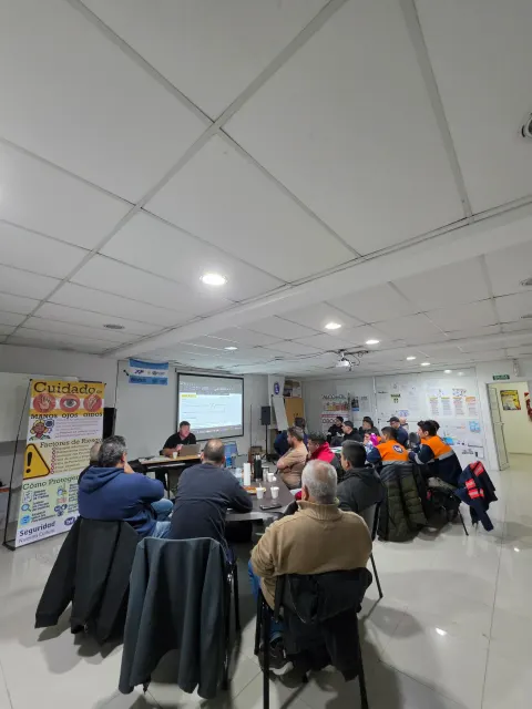 Participantes de la capacitación Scania XPI reunidos frente a una pantalla en Rosario