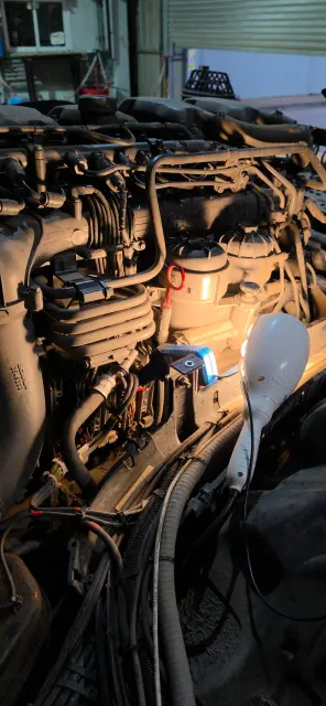 Compartimento del motor iluminado durante una práctica de diagnóstico en Rosario