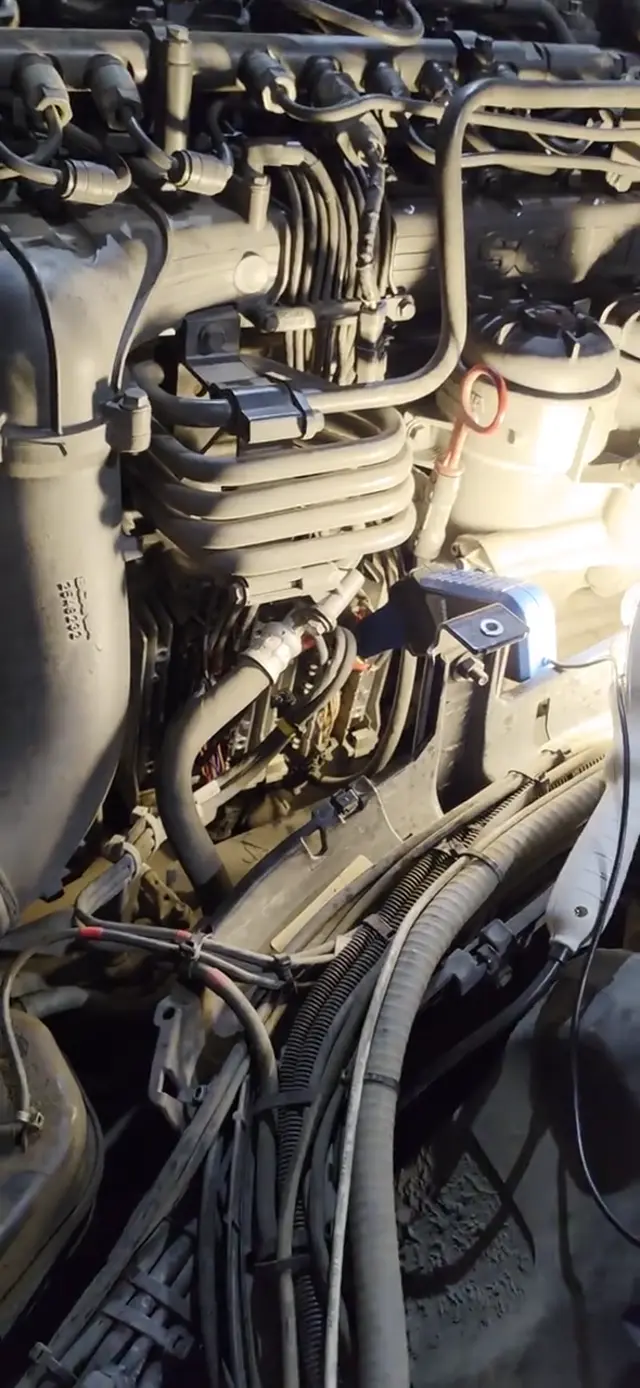 Video de una demostración en el compartimento del motor durante la capacitación Scania XPI en Rosario