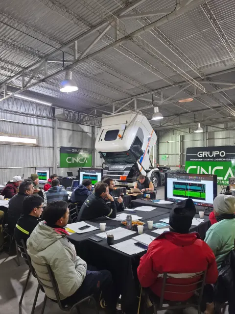 Participantes de la capacitación Scania XPI en San Juan, con el camión y equipos de diagnóstico