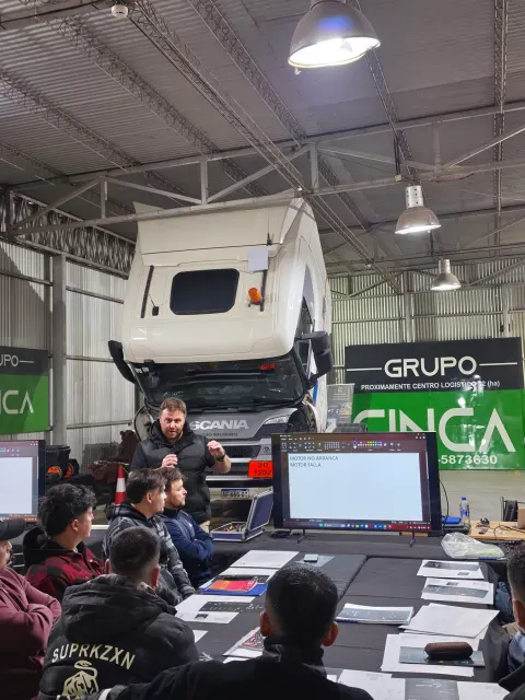 Explicación técnica junto al camión durante la capacitación Scania XPI en San Juan