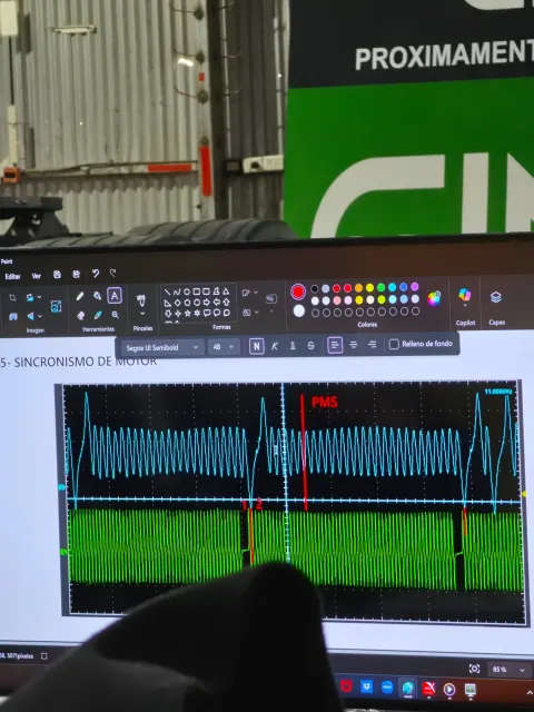 Pantalla con señales de osciloscopio durante la capacitación Scania XPI en San Juan