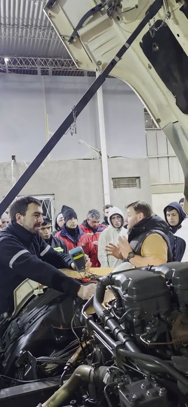 Video de una demostración con instrumentos junto al motor Scania en San Juan