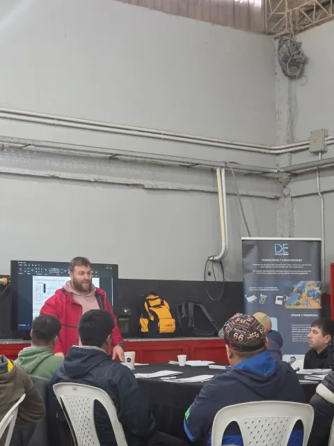 Participantes y expositor frente a una pantalla durante la capacitación Sprinter Módulo 3 en Neuquén