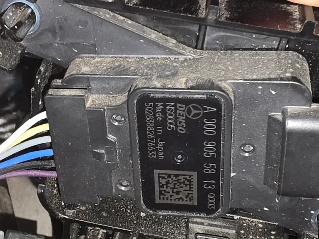 Detalle de un componente Denso con identificación Mercedes-Benz durante la capacitación Sprinter Módulo 3 en Neuquén