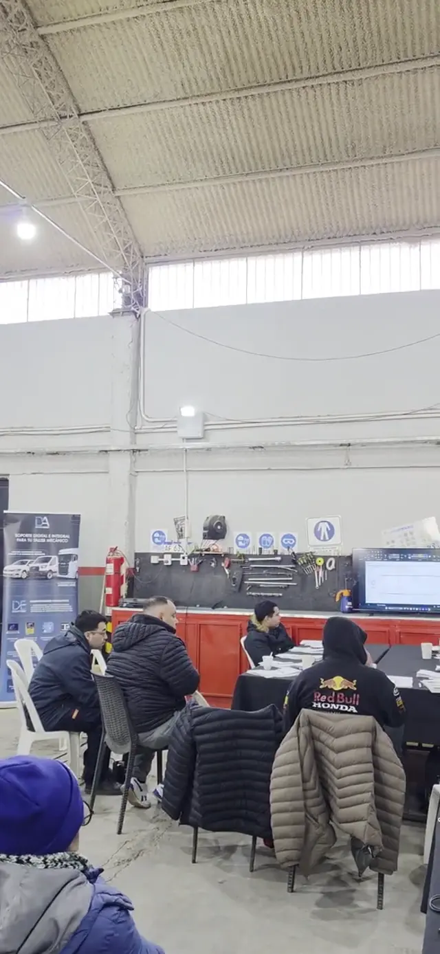 Video de participantes reunidos en un aula o taller durante la capacitación Sprinter Módulo 3 en Neuquén
