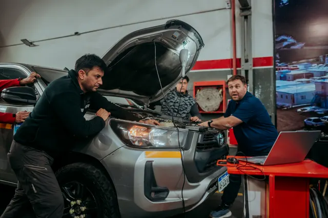Práctica de diagnóstico sobre Toyota Hilux durante la capacitación en San Juan