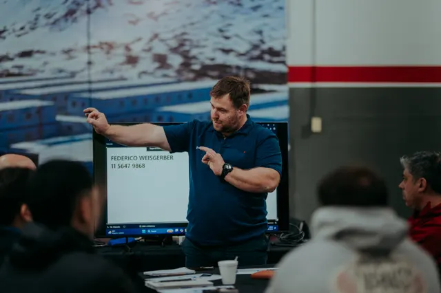 Instructor explicando contenidos de diagnóstico de Toyota Hilux