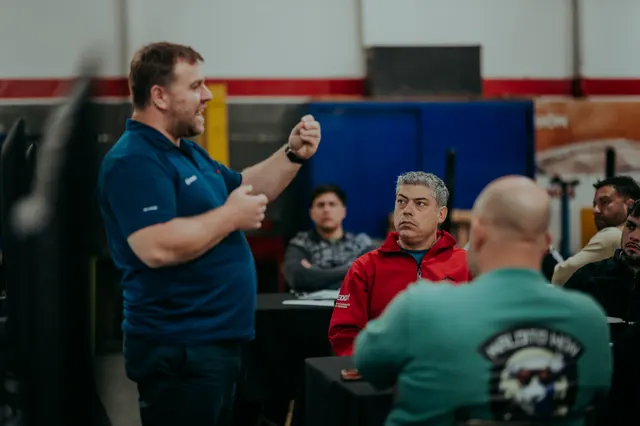 Explicación técnica para los participantes del curso de Hilux en San Juan