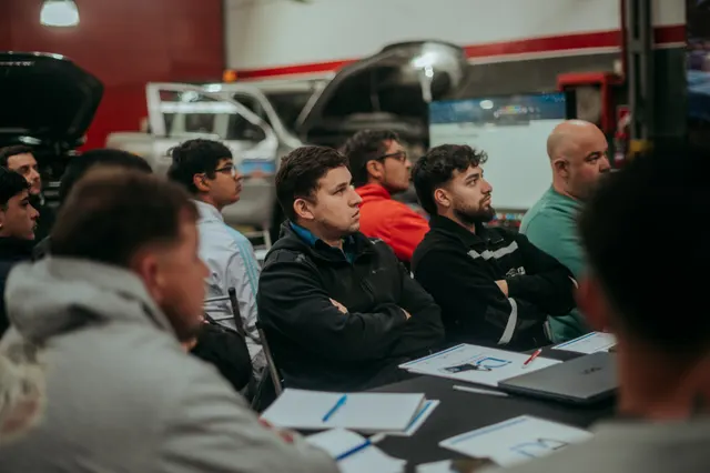 Participantes durante la capacitación presencial de Toyota Hilux