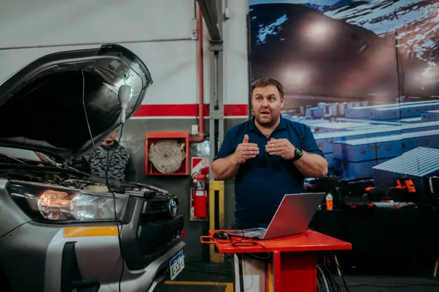 Demostración práctica junto a la Toyota Hilux en el taller de San Juan