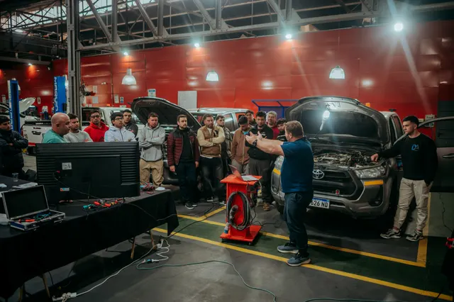 Vista del taller y los participantes de la capacitación Toyota Hilux en San Juan