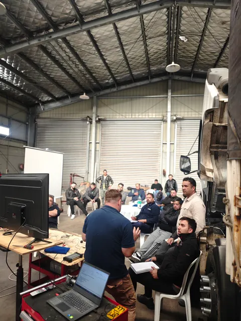 Vista de la clase del curso Volkswagen MAN D08 en Montevideo, Uruguay, abril de 2025