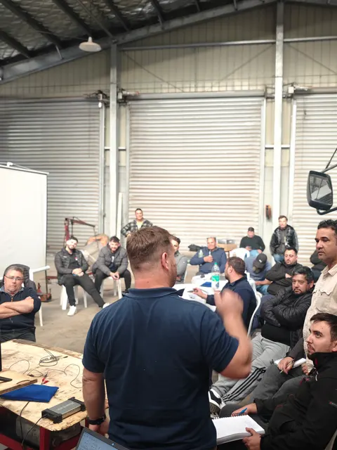 Participantes siguiendo la capacitación Volkswagen MAN D08 en Uruguay